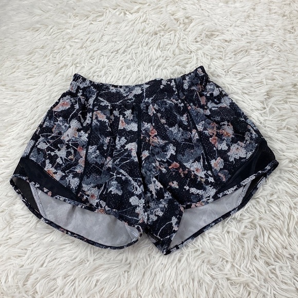 lululemon athletica Pants - Lululemon Hotty Hot Short II Long 4" Spring Bloom Multi / Black
